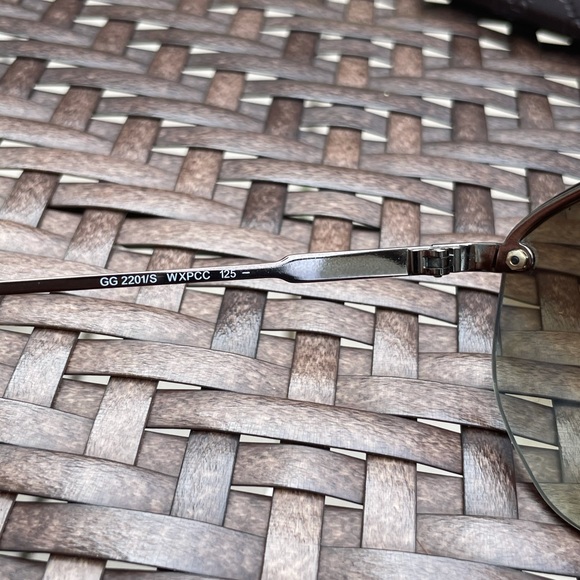 Gucci Shades - Picture 3 of 5